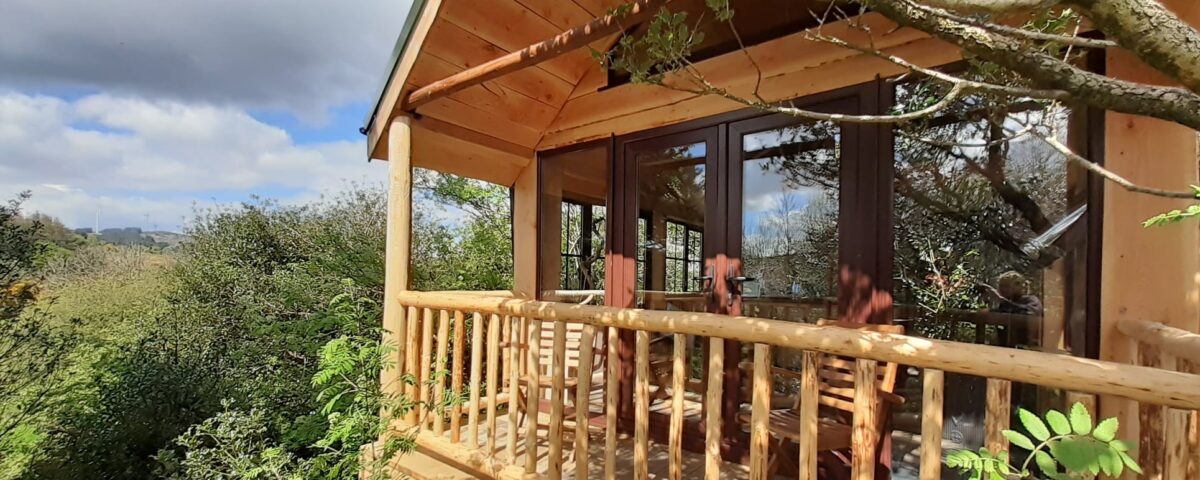 How is electricity and hot water powered at the eco-sensitive dome suites of The Highlands?