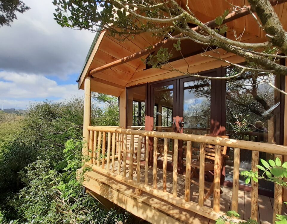 How is electricity and hot water powered at the eco-sensitive dome suites of The Highlands?