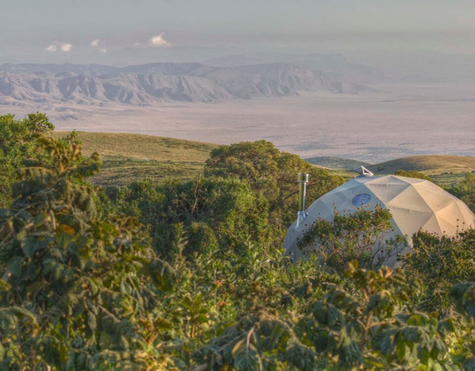 How Do the Dome-Shaped Suites at The Highlands Maintain Temperature Control in the Crater Highlands?